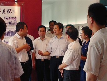 时任中组部部长李源潮视察燕加隆集团柏金地板一体化生产基地。